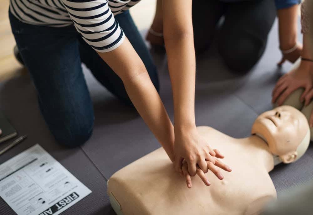 ¿Cuánto tiempo se entrena para convertirse en un técnico de emergencias médicas?